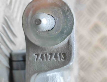 BMW X7 G07 (2018-2024) Kreisās puses bagāžnieka eņģe 7417413 25029740