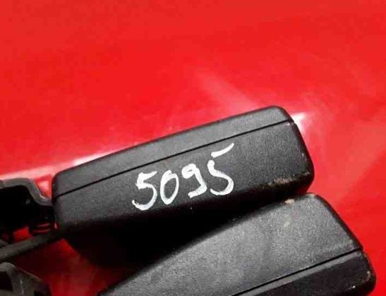 SKODA Octavia 3 generation (2013-2020) Средняя пряжка сиденья задняя 8V0857739 25541455