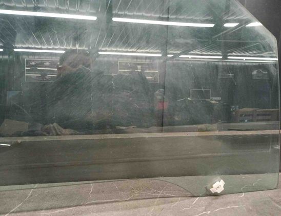 KIA Carnival 3 generation (2014-2021) Priekšējo labo durvju stikls 30124073