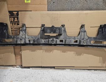 CHRYSLER Pacifica 2 generation (RU) (2016-2023) Aizmugurējā bufera centra stiprinājums / kronšteins 68229231ad 32837101