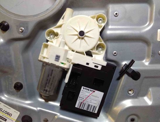 VOLVO V50 1 generation (2003-2012) Стеклоподъемник передней левой двери 8679080 27726359