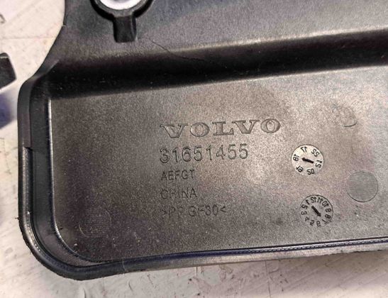 VOLVO XC60 2 generation (2017-2024) Akumulatora vāciņš 31651455 30761033