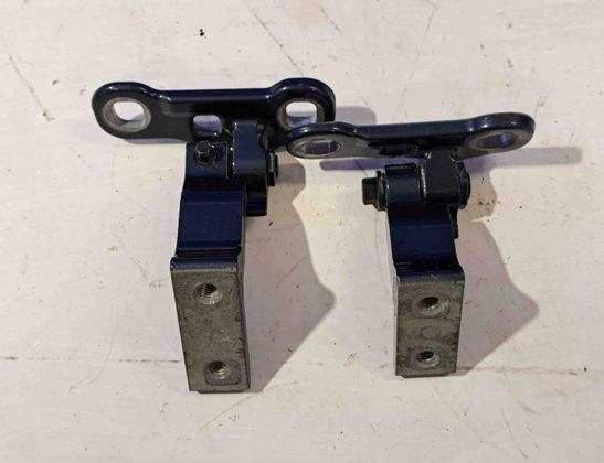 VOLVO XC60 2 generation (2017-2024) Aizmugurējo kreiso durvju eņģes 31468520 31952791