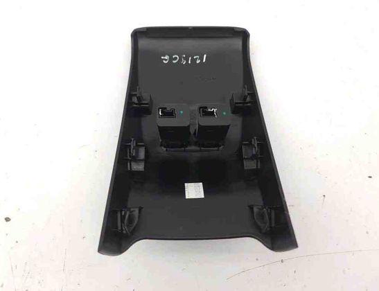 PEUGEOT 2008 2 generation (2019-2023) USB 9824732180 31022551