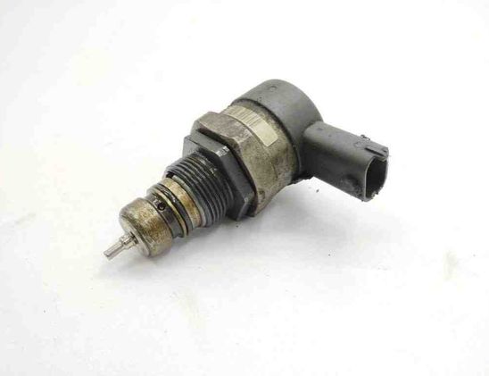 VOLVO V70 2 generation (2000-2008) Fuel pressure regulator 30777576 31202591