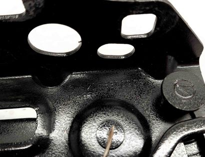 MERCEDES-BENZ C-Class W205/S205/C205 (2014-2023) Priekšējā labā dzinēja pārsega eņģe A2058800928 28850825