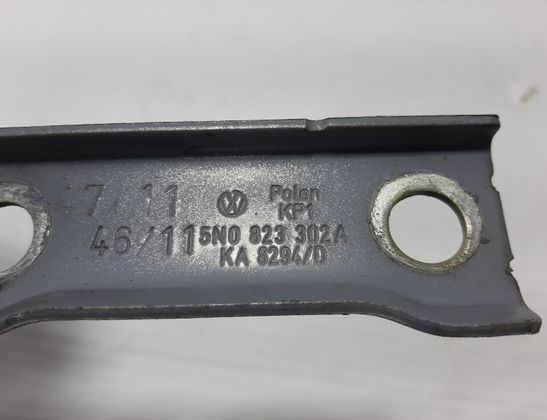 VOLKSWAGEN Tiguan 1 generation (2007-2017) Priekšējā labā dzinēja pārsega eņģe 5N0823302A 32979490