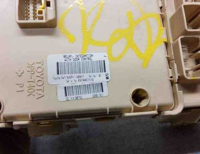TOYOTA Avensis 2 generation (2002-2009) Fuse box 9008087019,0332017307,1567002900,1567002910,9008087031,030700402395302,9008087030,0332011001,3260317611,9008087013 32564531
