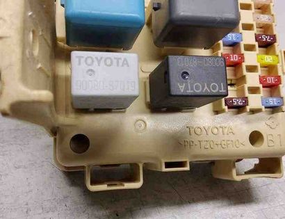 TOYOTA Avensis 2 generation (2002-2009) Fuse box 9008087019,0332017307,1567002900,1567002910,9008087031,030700402395302,9008087030,0332011001,3260317611,9008087013 32564531