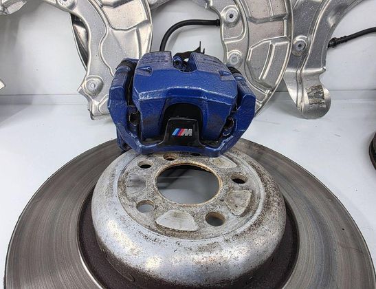 BMW X7 G07 (2018-2024) Bremžu sistēmas komplekta suports un diski 6887555,6880473,6880474,6878312,6878311,6887556 32969762