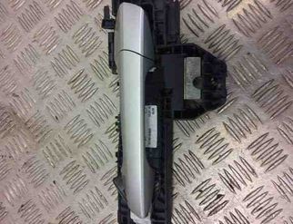 MERCEDES-BENZ A-Class W176 (2012-2018) Наружная ручка боковых левых дверей A2047601900 31012139